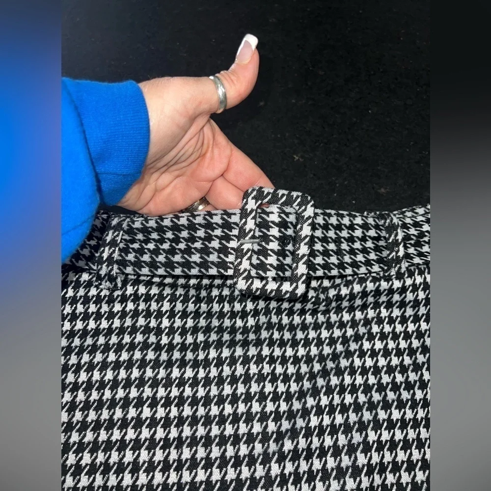 UEC RETRO EYE CANDY BELTED MINI STRETCH SKORT BLACK WHITE HOUNDSTOOTH PRINT SZ L